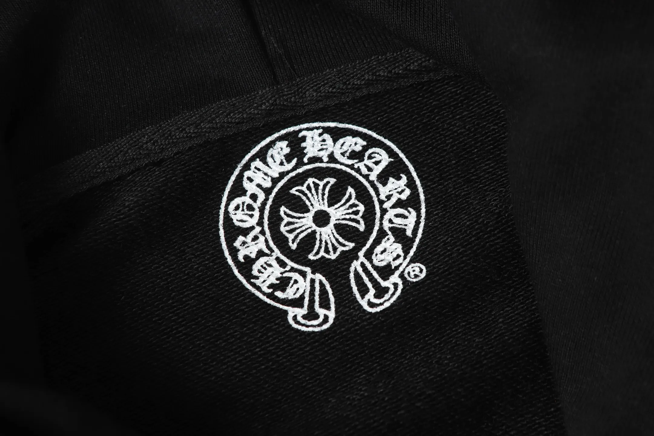 P240 Cross-border model, please do not place an order if you are pursuing quality - Chrome Hearts/Chrome Hearts Lips👄 Horseshoe Sanskrit printed hooded sweatshirt - High weight, high density, high quality, soft, delicate and skin-friendly wool, soft and silky to the touch, excellent warmth and skin-friendly properties - Custom-woven and dyed, no color difference, no matter the fabric or workmanship details, beat the ordinary version on the market - Hardware zipper accessories are all customized, full of details -Colour: black white -Size: S M L XL
